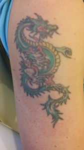 Mehrfarbiges Tattoo am Oberarm vor der Behandlung