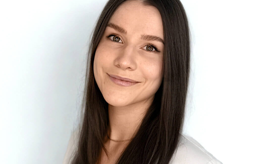 Auf dem Bild ist Bettina zu sehen. Eine schwarzhaarige Mitarbeiterin des Dermacare Insituts in Wien.