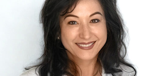 Auf dem Bild ist Dr. Ciovica zu sehen. Eine schwarzhaarige Ärztin des Dermacare Insituts in Wien.