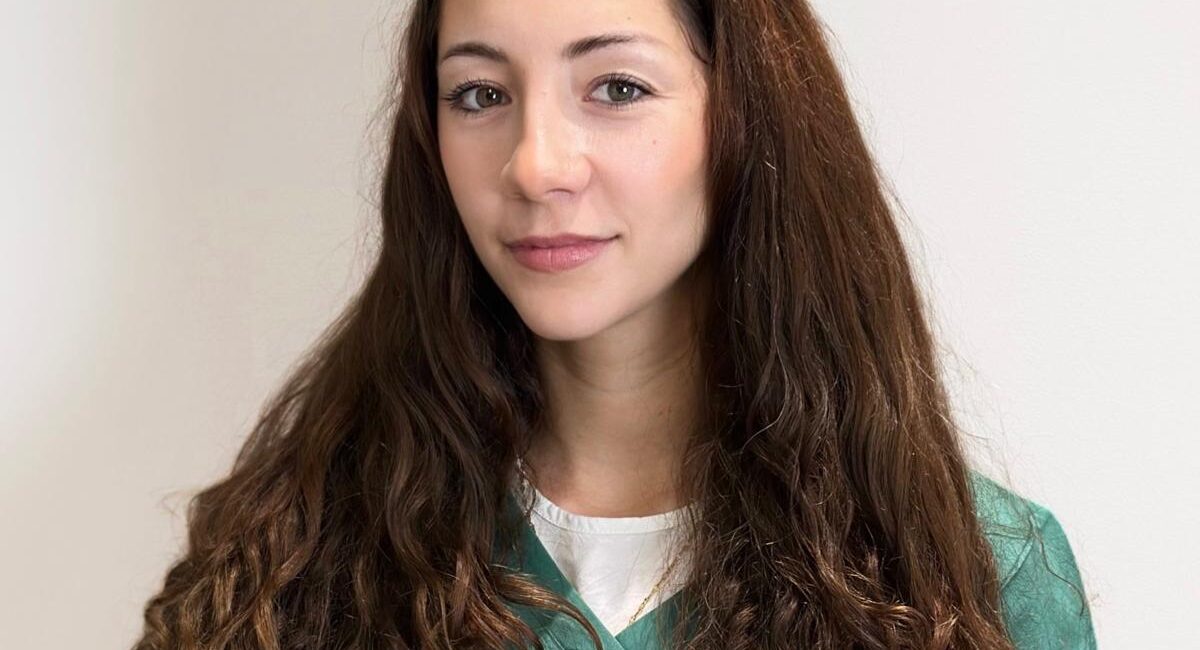 Auf dem Bild ist eine braunhaarige Frau.