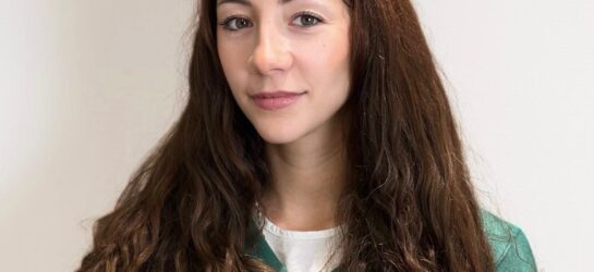 Auf dem Bild ist eine braunhaarige Frau.