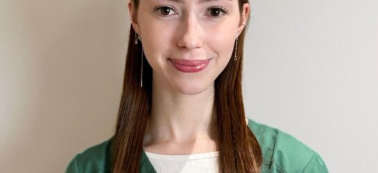 Auf dem Bild ist eine junge braunhaarige Frau zu sehen. Ihr Name ist Alexa.