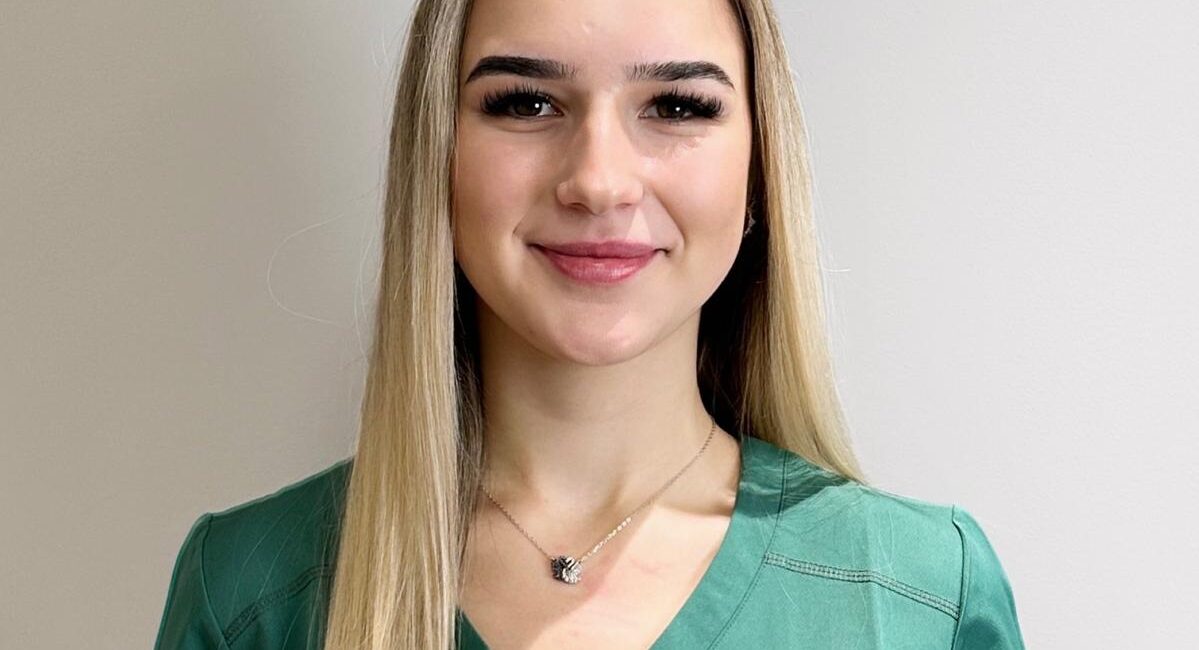 Auf dem Bild ist eine blonde Frau zu sehen. Ihr Name ist Anna Maria. Sie lächelt in die kamera