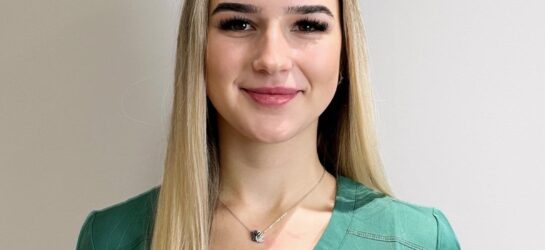 Auf dem Bild ist eine blonde Frau zu sehen. Ihr Name ist Anna Maria. Sie lächelt in die kamera