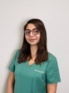 Auf dem Bild ist eine schwarzhaarige Frau zu sehen. Sie trägt eine Brille und lächelt in die Kamera. Ihr name ist Ionela