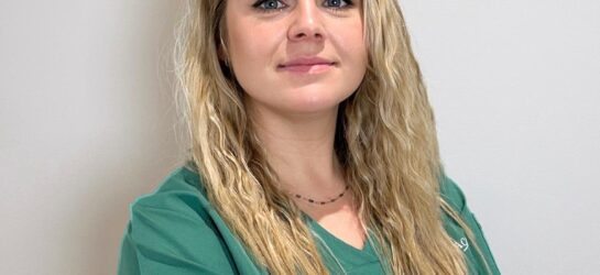 Auf dem Bild ist eine blondhaarige Frau zu sehen. Ihr Name ist Paulina.