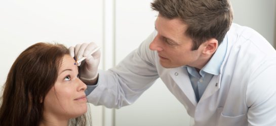Das Bild steht für Botox Preise Wien. Das Bild zeigt die stilvolle Fassade der Dermacare-Klinik in Wien, ein renommiertes Zentrum für ästhetische Medizin.  Im Hintergrund sieht man die gepflegte Umgebung der Klinik mit einem Hauch von Grünflächen und moderner Architektur.