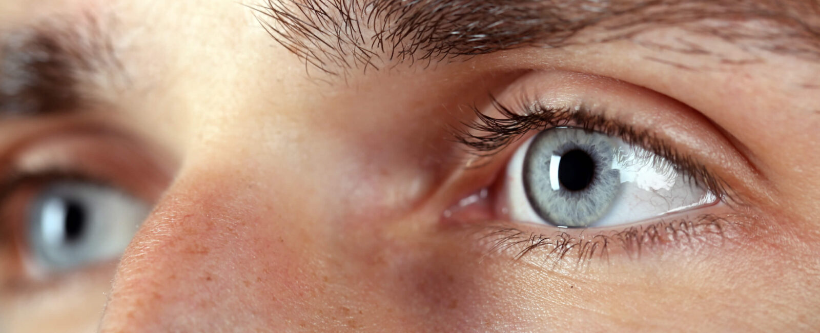 Auge eines Mannes nach der Oberlidstraffung Wien bei Dermacare wien. Man sieht seinen klaren Blick Dank der Lidstraffung bei Dermacare.