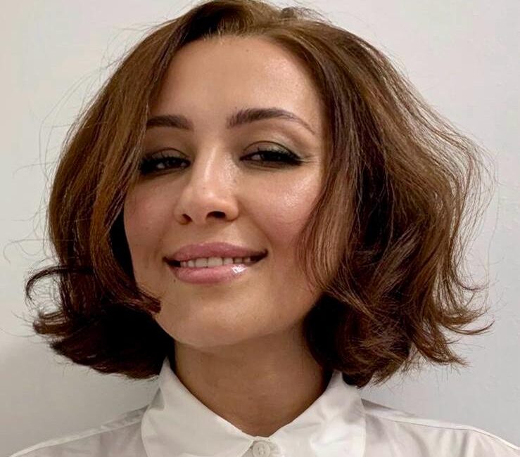 Das Bild zeigt Lusine Manucharyan, die kürzlich als Meisterkosmetikerin bei Dermacare Wien angefangen hat. Sie trägt ein schickes weißes Hemd mit einem Kragen und hat ein freundliches Lächeln. Ihr schulterlanges, brünettes Haar ist locker gewellt und stilvoll geschnitten. Sie hat ein natürliches Make-up, das ihre Gesichtszüge hervorhebt, mit einem dezenten Lippen-Gloss und einem subtilen Lidstrich. Als professionelle Kosmetikerin strahlt sie sowohl Kompetenz als auch Herzlichkeit aus, passend zu ihrer neuen Position bei Dermacare Wien.