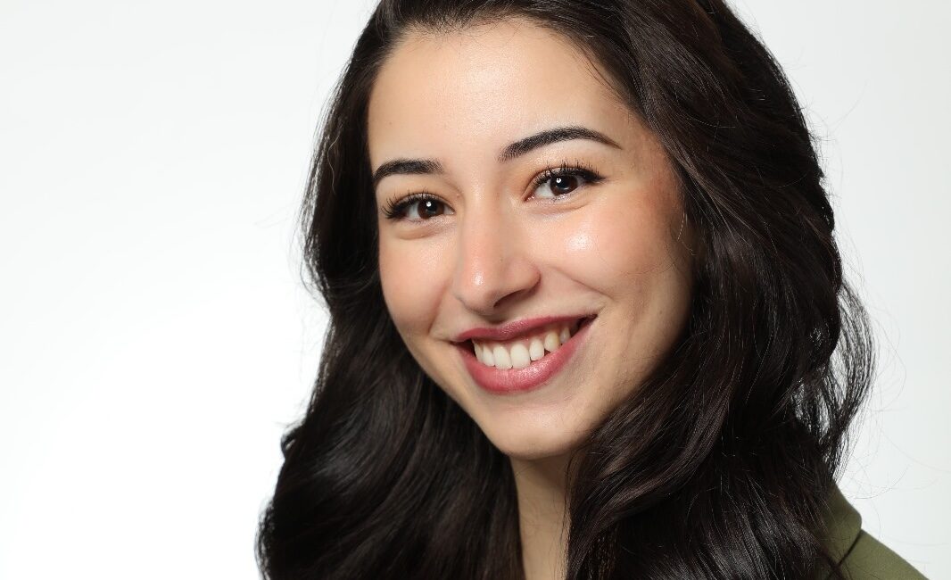 Das Bild zeigt Dilara, eine Meisterkosmetikerin bei Dermacare Wien. Sie hat langes, dunkles Haar und lächelt freundlich in die Kamera. Ihr offenes, professionelles Auftreten vermittelt Vertrauen und Kompetenz. Als Teil des Dermacare-Teams steht sie für hochwertige ästhetische Behandlungen und eine fachkundige Betreuung der Kunden in Wien.