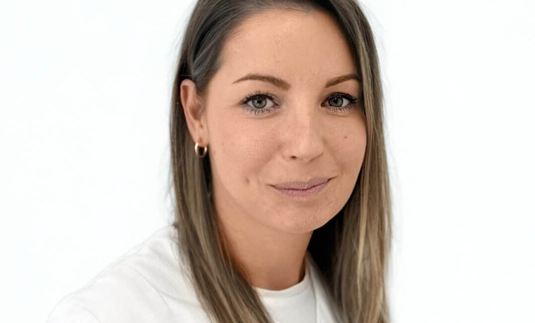 Auf dem Bild ist eine blonde Frau zu sehen mit weißem Oberteil. Ihr Name ist Maria und sie ist eine Mitarbeiterin von Dermacare Wien.