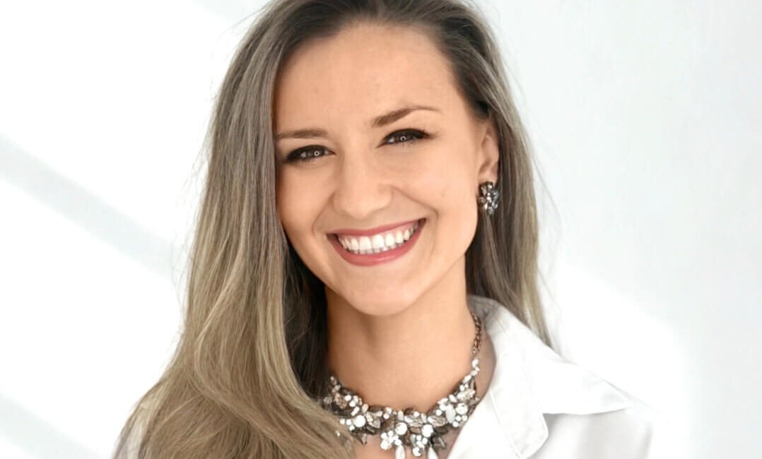 Auf dem Bild ist eine blonde Frau zu sehen, die lächelt und ein weißes Oberteil trägt. Ihr Name ist Minela Biserovic. Sie ist die Geschäftsleitung von Dermacare Wien.