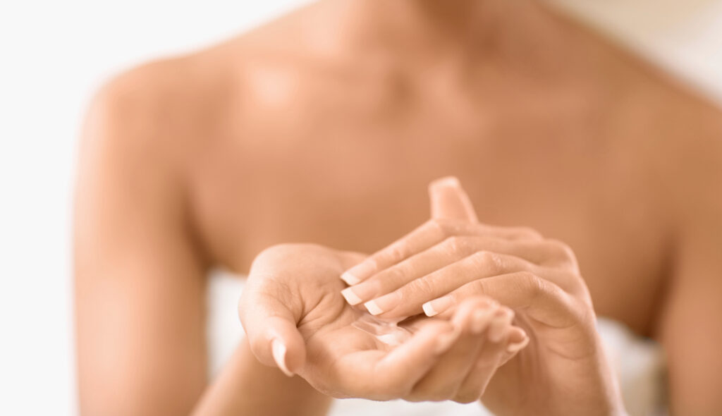 Eine Person bereitet sich eben auf Waxing vor, eine der schmerzhafteren Methoden zur Haarenfternung. Zum Haare entfernen wird eben Wax angerüht und dann auf die betroffene stelle aufgetragen. Sichtbar sind auf dem Bild lediglich Hände die etwas Creme oder Wax in den Händen reiben.