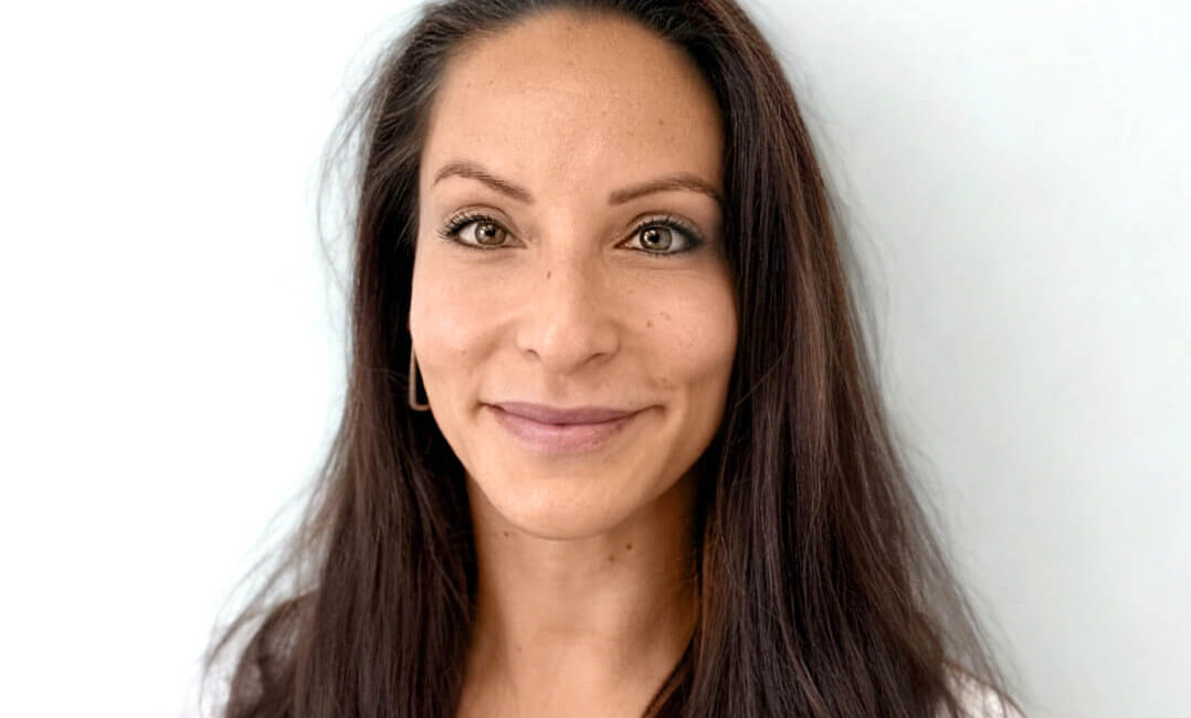 Auf dem Bild ist Jasmin zu sehen. Sie ist eine Braunhaarige Frau die die Position Back Office Managment bei Dermacare Wien vertritt.