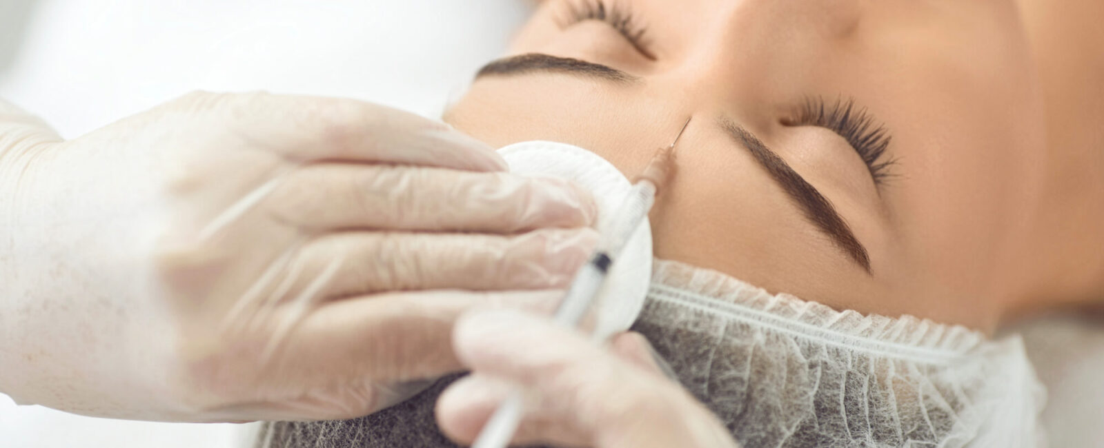 Man sieht eine Frau die eine Botox Behandlung bei Ihrer Stirn erhaltet. Dermacare hat sich davor ausführlich beraten und ihr mitgeteilt was die Botox Kosten für Stirn sind.