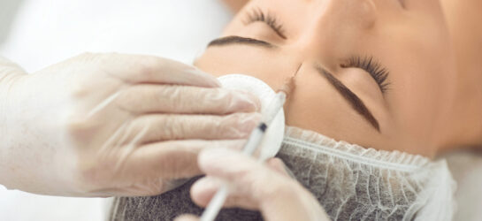 Man sieht eine Frau die eine Botox Behandlung bei Ihrer Stirn erhaltet. Dermacare hat sich davor ausführlich beraten und ihr mitgeteilt was die Botox Kosten für Stirn sind.