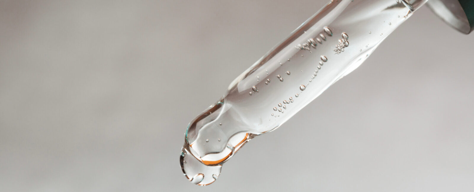 Hier sieht man eine flüssige Hautpflege zum Falten vorbeugen. Es könnte sich um Hyaluronsäure oder Retinol handeln.