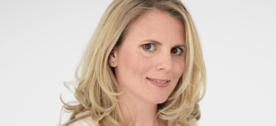 Auf dem Bild ist die blondhaarige Dr. Ester Tamandl-Wassermann zu sehen, die Ärztin bei Dermacare Wien.