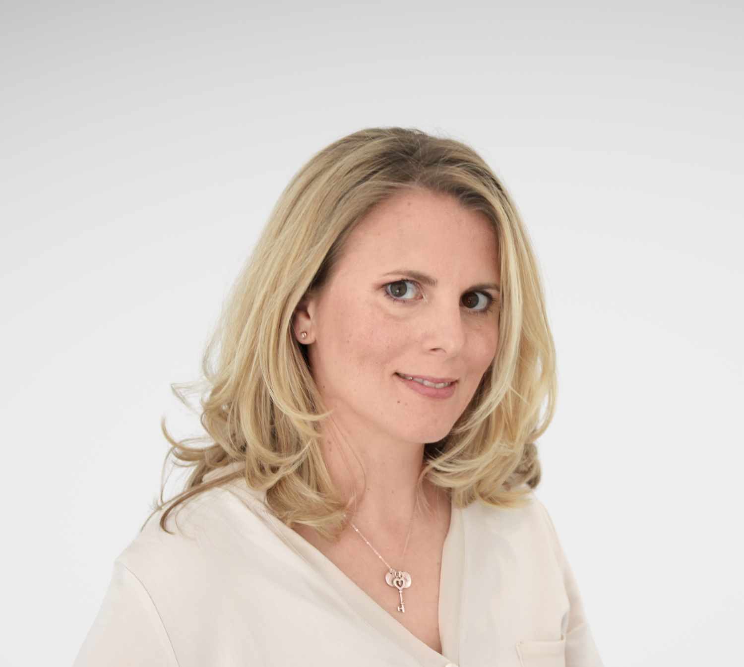 Auf dem Bild ist die blondhaarige Dr. Ester Tamandl-Wassermann zu sehen, die Ärztin bei Dermacare Wien.