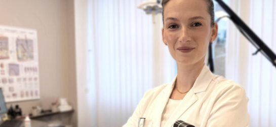 Neue Dermatologin in Wien bei Dermacare - Dr. Alica Píšteková Auf dem Bild ist die neue Dermatologin in Wien zu sehen. Sie schaut direkt in die Kamera mit verschränkten Armen und strahl selbstbewusstsein aus. Mit Dr. Alica Píšteková gewinnt Dermacare eine weiter Fachkompetenz im Bereich Hautheilkunde.