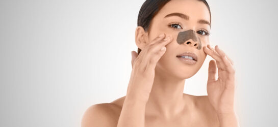 Hilfe gegen große Poren – Mit Radiofrequenz-Microneedling? Frau versucht etwas gegen ihre große Poren zu unternehmen und trägt einen Nosestrip.