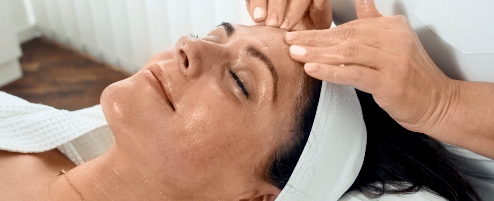 Auf dem Bild sieht man eine frau die eben ein professionelles Gesichtspeeling von Dermacar Wien erhaltet.