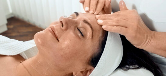 Auf dem Bild sieht man eine frau die eben ein professionelles Gesichtspeeling von Dermacar Wien erhaltet.