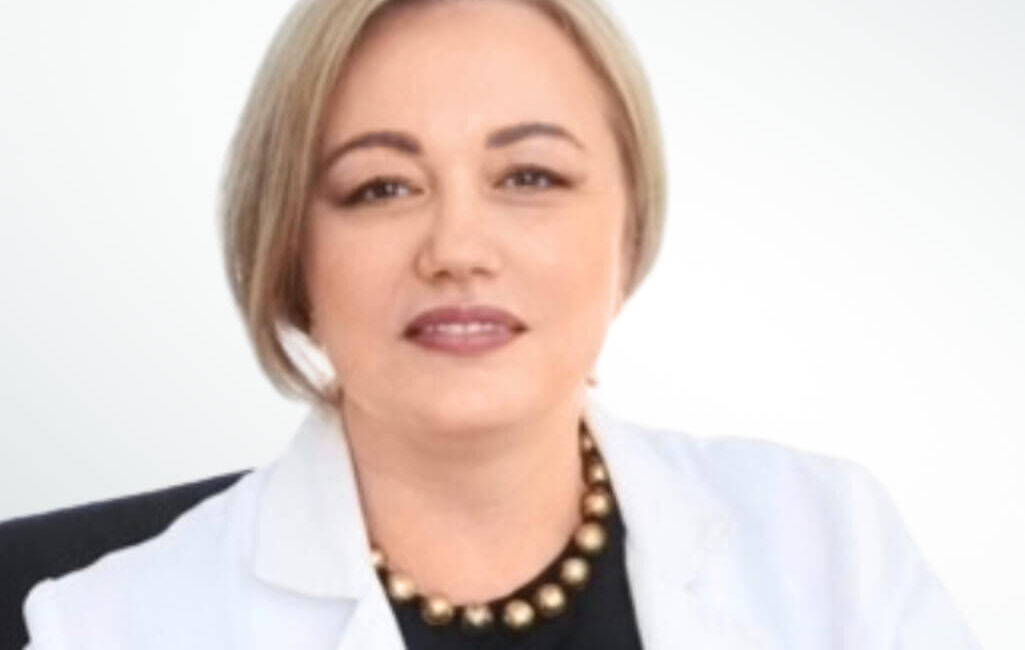 Auf dem Bild ist die blondhaarige Ärztin Frau Dr. med. univ. Melisa Dulic zu sehen.