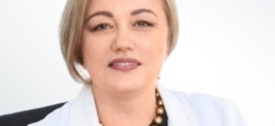 Auf dem Bild ist die blondhaarige Ärztin Frau Dr. med. univ. Melisa Dulic zu sehen.