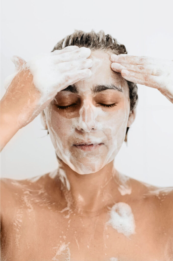 So geht richtiges Abschminken – laut Hautärztin Auf dem Bild sieht man eine Frau die gerade ihr Gesicht mit Reinigungsseife wäscht.