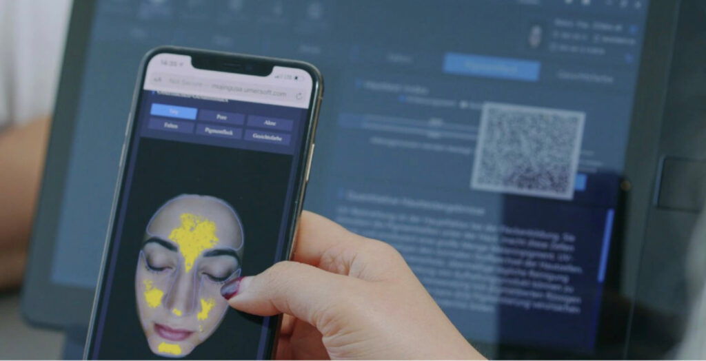 So geht richtiges Abschminken – laut Hautärztin Hier sieht man das Hautanalyse Gerät von Dermacare Wien. Es analysiert die Gesichtshaut und wird zeigen ob der Patient auf seine Haut geachtet hat, es richtig gepflegt hat und wusste wie richtiges Abschminken geht.