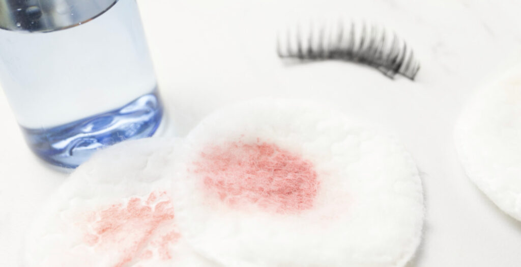 So geht richtiges Abschminken – laut Hautärztin Auf dem Bild sieht man Make-up Reste auf einem benutzen Wattepad. Womöglich wusste jemand nicht wie richtiges Abschminken geht.