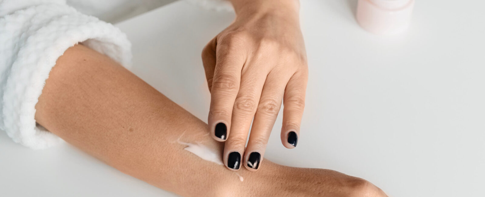 Trockene Haut im Winter: Dermatologin erklärt Hier sieht man eine trockene Haut im Winter, welche ger gut eingecremt wird.