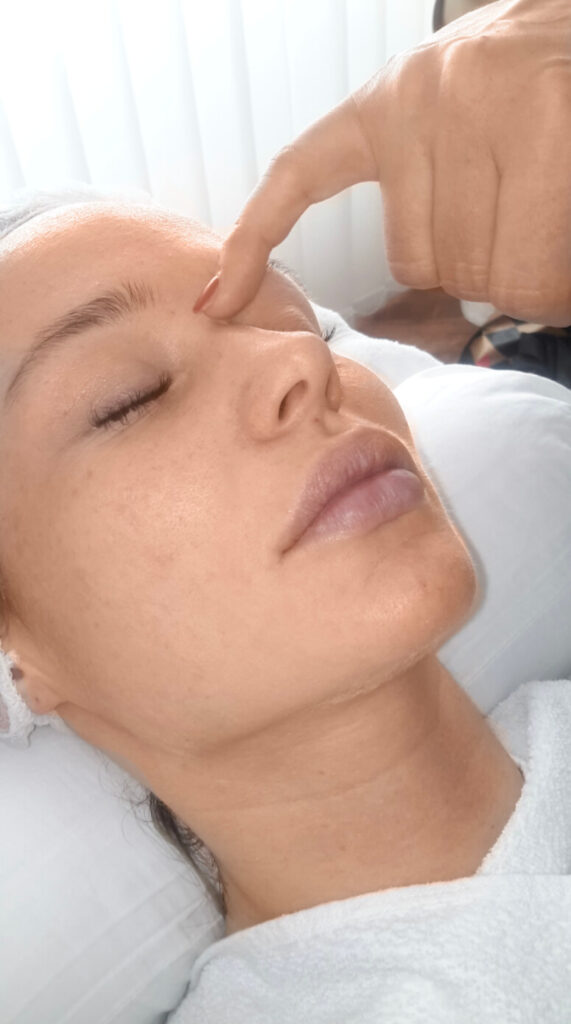 Unreine Haut durch Stress oder Hormone – so finden Sie die Ursache Hier bekommt gerade eine Frau eine gesichtsbehandlung von Dermacare wien.