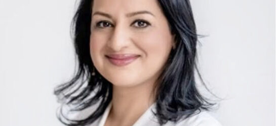 Auf diesem Bild ist Dr. Zahra Parvizi zu sehen. Eine schwarzhaarige Ärztin bei Dermacare Wien. Sie lächelt in die Kamera und trägt ein weißes oberteil.