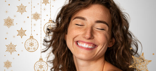 Auf dem Bild ist eine Frau zu sehen die sich auf ihren Christmas Glow-up bei Dermacare Wien freut. Endlich bekommt sie ihre strahlende Haut zurück.