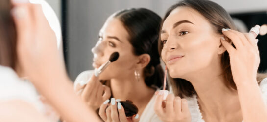 Hier sieht man eine Frau die sich gerade um Ihre Glow up vor der Ballsaison in Wien kümmert. Mit Dermacares Behandlungen gelingt Ihnen der bleibende Sofort Effekt garantiert.