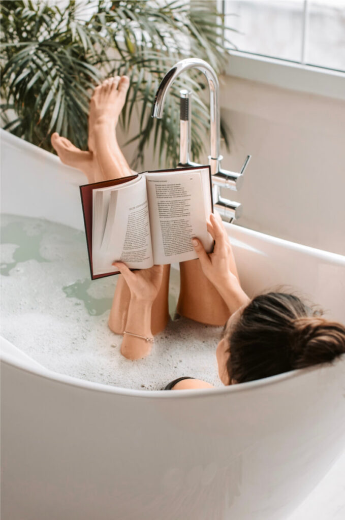 rasierpickel glatte haut im winter frau badewanne