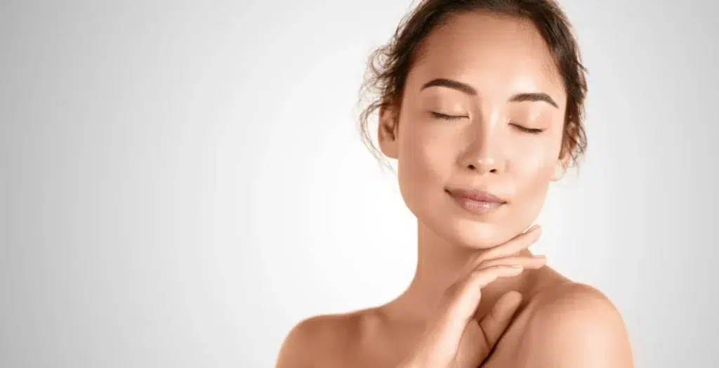 Hier sieht man eine Frau die sichtlich ihre natürliche straffe haut ohne op genießt. 