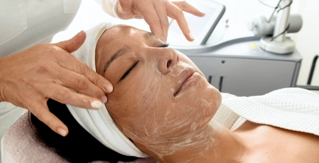 Auf diesem Bild sieht man eine sanfte Hautpflege, sie hilft ebenfalls gegen juckende Haut im Winter.