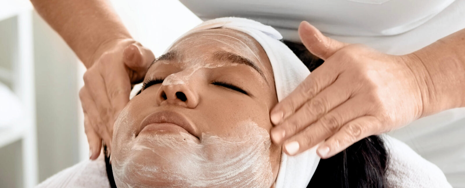 Auf dem Bild sieht man wie eine Patientin bei Dermacare eine Behandlung gegen juckende Haut im Winter bekommt.