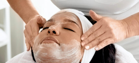 Auf dem Bild sieht man wie eine Patientin bei Dermacare eine Behandlung gegen juckende Haut im Winter bekommt.